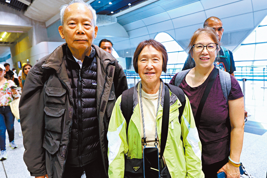 ●郵輪常客沈太太（中）與丈夫經常在歐洲乘坐郵輪遊玩。她建議，可增加點對點的公共交通線路，即碼頭至旅遊景點，讓旅客可在市區中快閃。 香港文匯報記者北山彥 攝