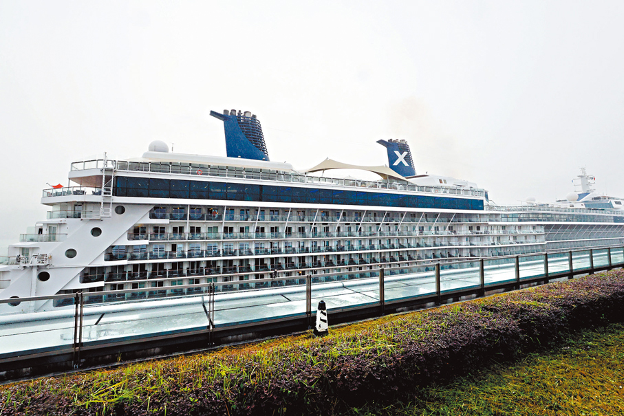 ●名人極致號郵輪昨日早上抵達啟德郵輪碼頭。 香港文匯報記者北山彥 攝