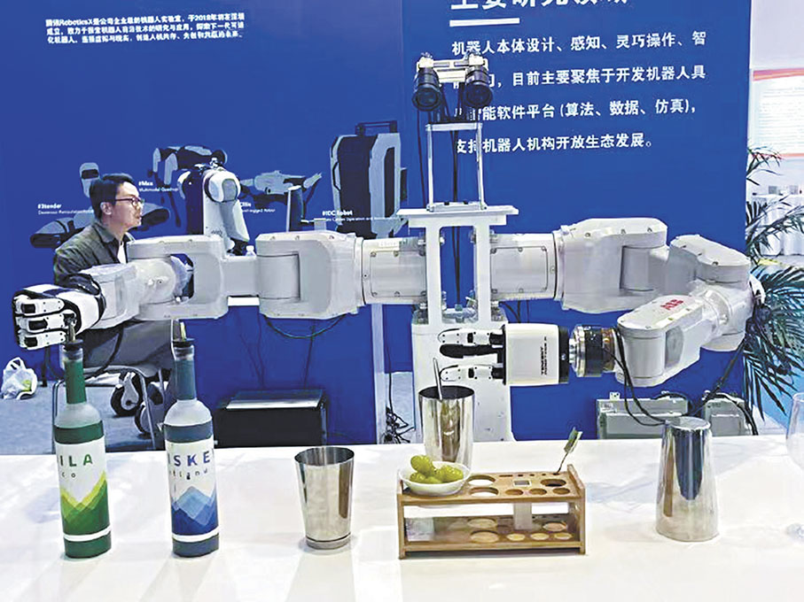 ●騰訊Robotics X 實驗室的雙臂機器人正在調酒。 香港文匯報記者郭若溪 攝