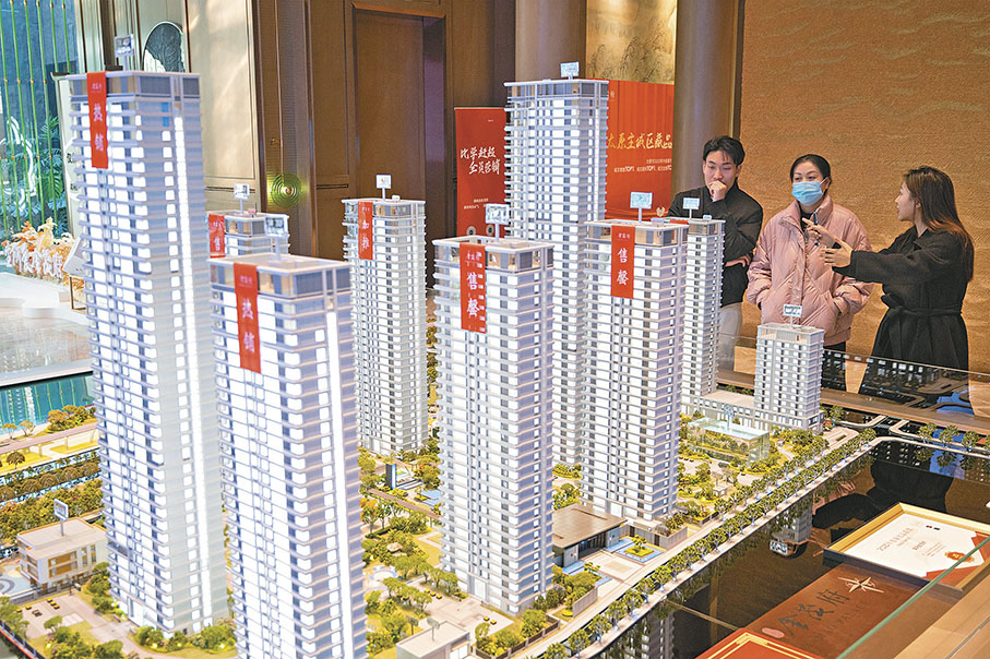 ●2024年10月份，中國70個大中城市中，各線城市商品住宅銷售價格環比降幅收窄。圖為10月15日，山西太原，市民在一售樓部諮詢商品住宅。    中新社