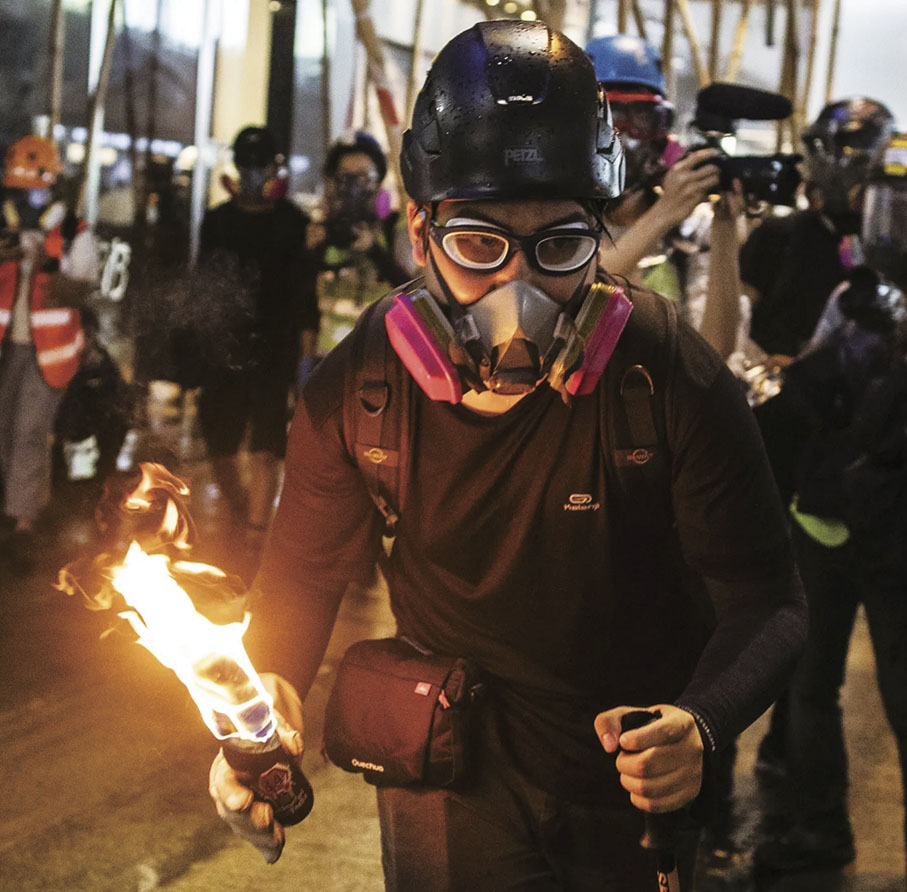 ●包括「屠龍小隊」在內的黑暴分子，在2019年暴動期間投擲過萬枚汽油彈。  資料圖片