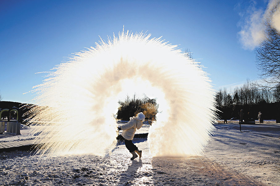 ●在「神州北極」體驗潑水成冰的神奇。