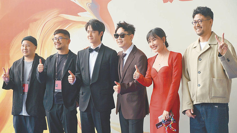 ●大鵬、王一博與《熱烈》劇組齊為金雞獎點讚。