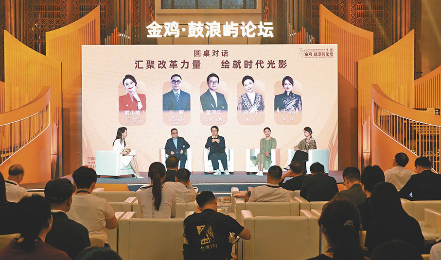 ●（左二起）張冀、董潤年、岳紅與馬麗共同探討「角色和共鳴的關係」。