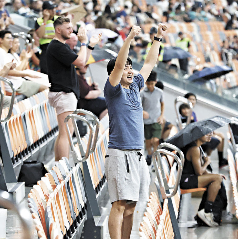 ●球迷為港隊打氣。