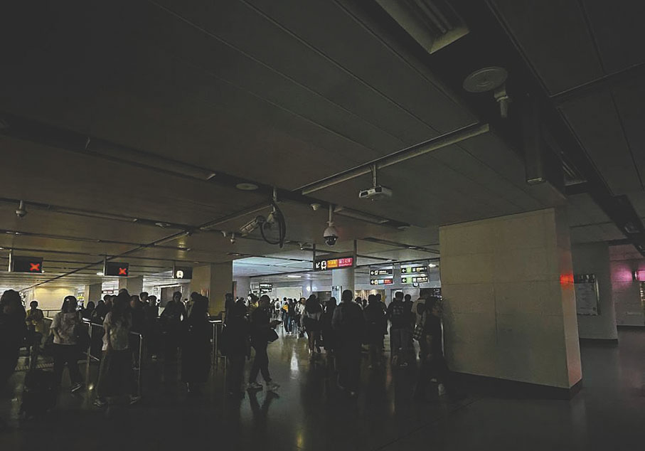 ●港鐵香港站東涌線大堂前晚一度出現電力故障。   網上圖片