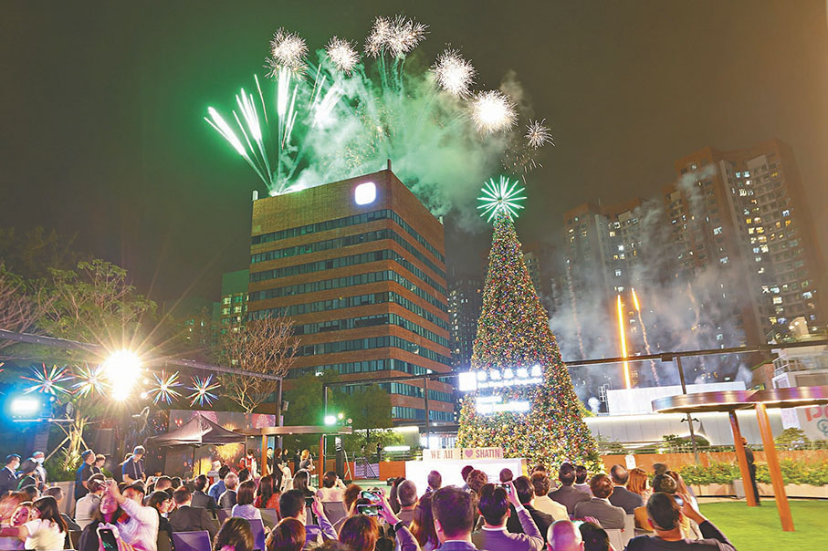 ●新鴻基《沙田同心同行40載》煙火匯演昨晚舉行，在沙田市中心上空綻放2,024枚煙火。 香港文匯報記者北山彥  攝