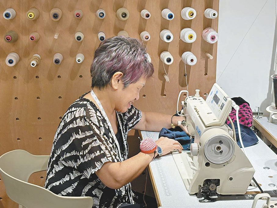 ●劉笑蘭展示車衣手藝。 香港文匯報記者洪澤楷  攝