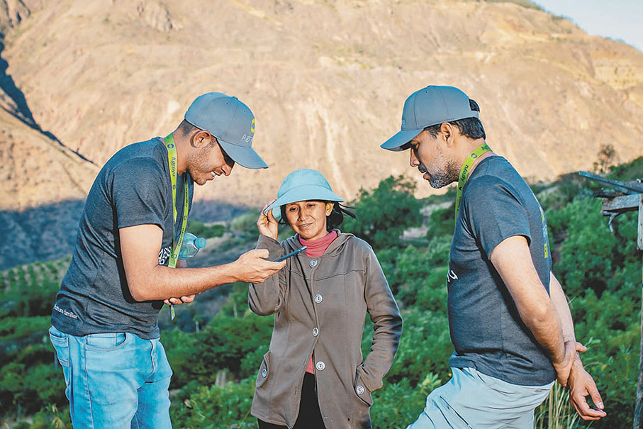 ●創業團隊Identi在秘魯為農戶提供服務。   香港文匯報深圳傳真