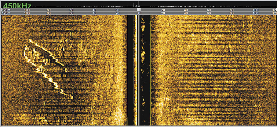 ●側掃聲納觀測到的裸露在海床表面的經遠艦鐵甲堡結構二維圖像。