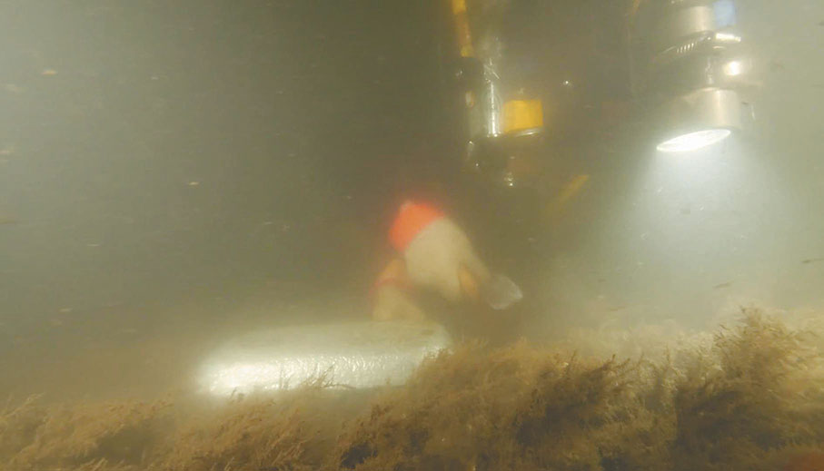 ●2018年，考古工作者在發現的經遠艦遺址上加裝鋅塊（圖中銀色部分為鋅塊），實施犧牲陽極保護。這一保護方式與目前原址保護相結合，對水下不可移動文物是一種常見有效的保護方式。