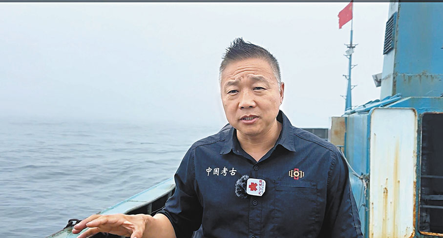 ●遼寧省文物考古研究院副研究館員、經遠艦水下調查隊副領隊馮雷在考古工作船上接受採訪。   于珈琳 攝