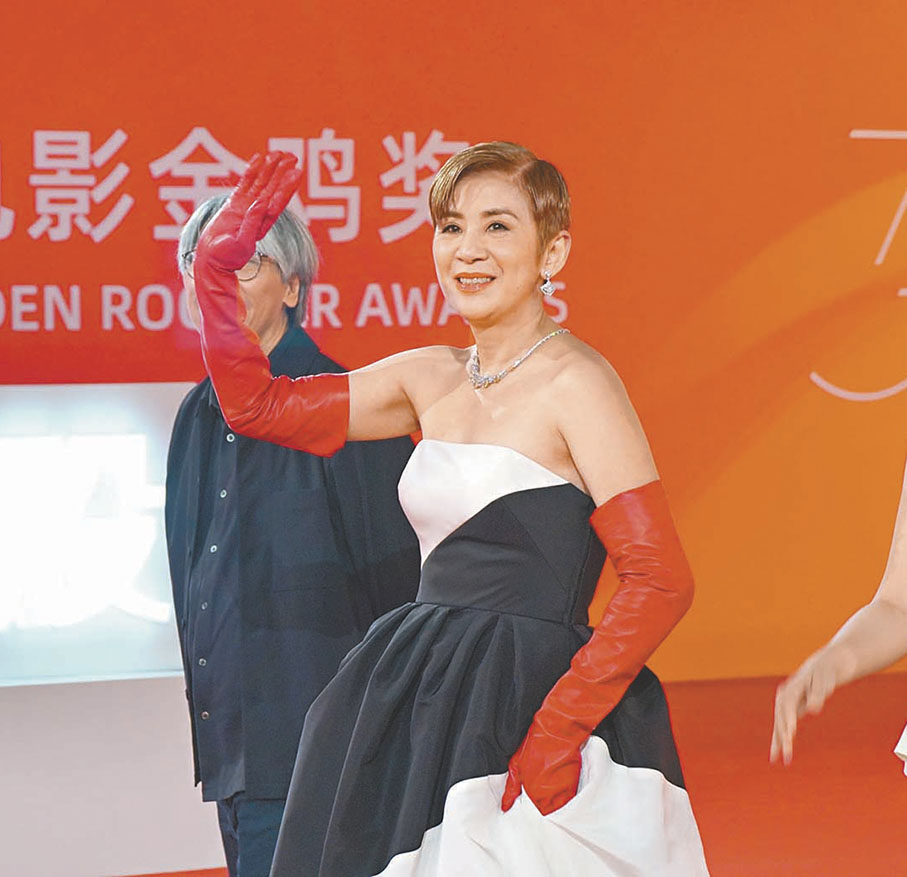 ●君如與現場影迷打招呼。  蔣煌基  攝