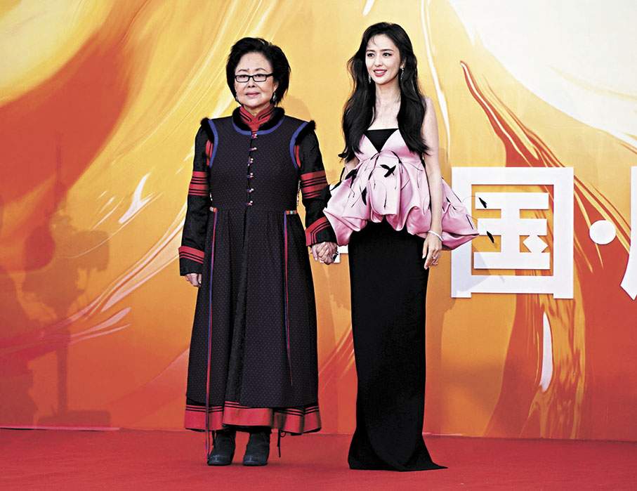 ●佟麗婭（右）與斯琴高娃手牽手走紅毯。