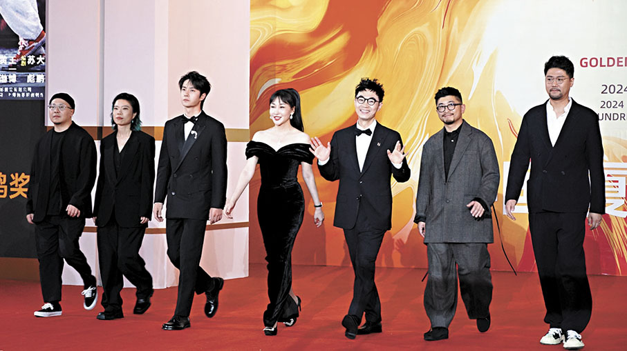 ●大鵬(右三)在紅毯上與觀眾互動。  蔣煌基  攝