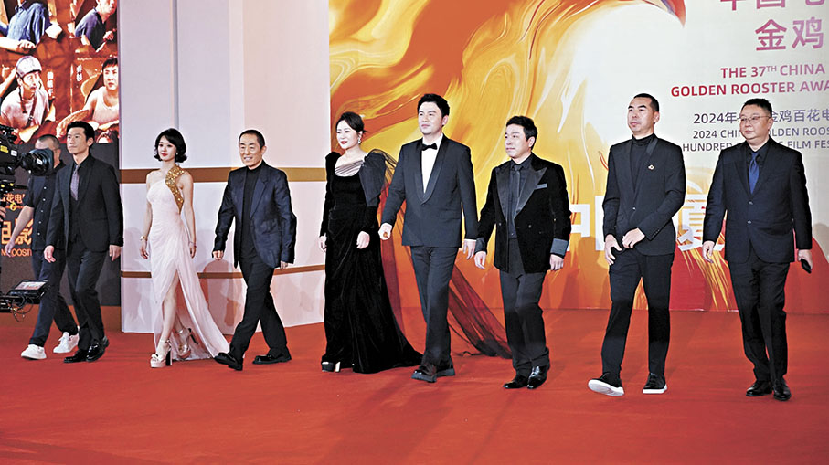 ●張藝謀率《第二十條》劇組亮相紅毯儀式。  蔣煌基  攝