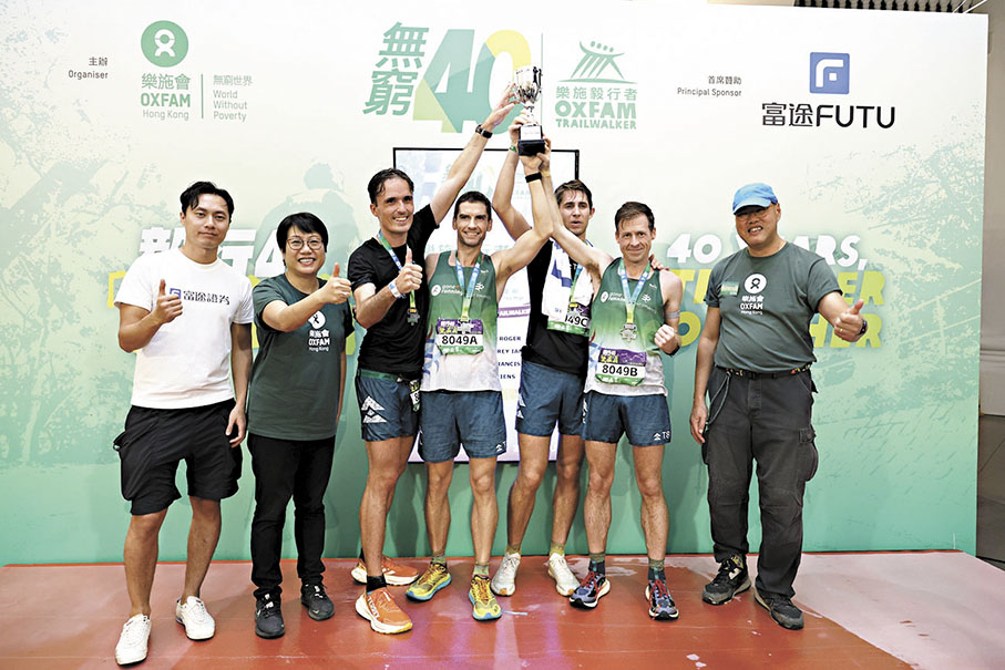 ●100公里賽獲勝隊伍接受頒獎。  大會圖片