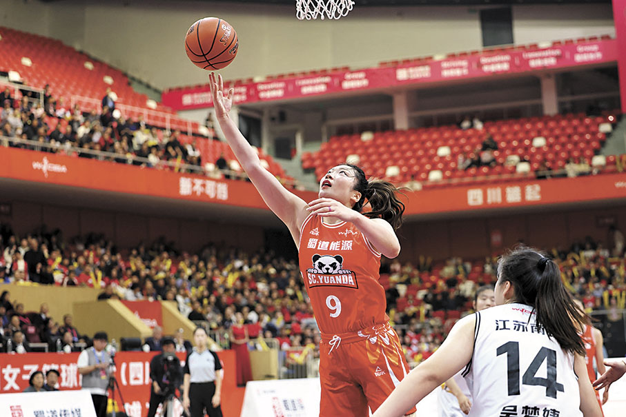 ●四川女籃的李夢（9號）準備上籃。  中新社