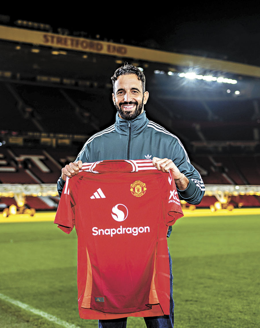 ●艾摩廉到任並在奧脫福留影。  曼聯圖片