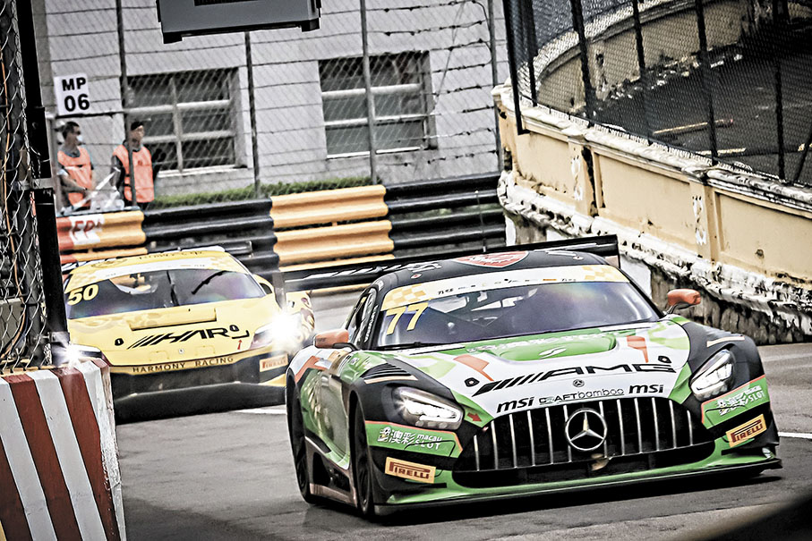 ●真卡迪拿（前）駕駛77號戰車在比賽中。  公關圖片