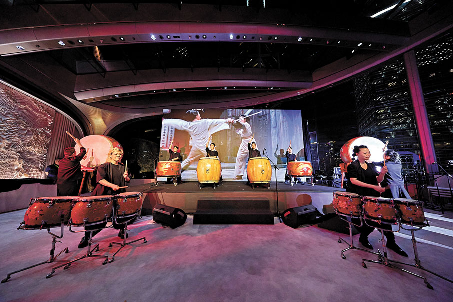 ●國際金融領袖投資峰會舉辦歡迎晚宴（上圖），四擊頭敲擊樂團演出助興（下圖）。   金管局供圖