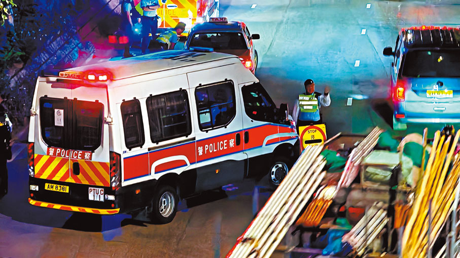 ●為了防止和避免有任何不愉快事件發生，警方嚴正以待，昨日特別加派警力到法庭外布控巡邏維持秩序。香港文匯報記者張得民  攝