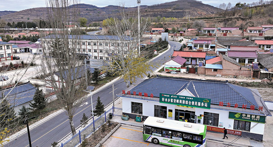 ●中西部快遞佔比持續提升，業務量增速超全國平均水平。圖為 11月9日，一輛公交車停靠在寧夏隆德縣好水鄉客貨郵商旅綜合便民服務站，準備卸下快遞。 新華社