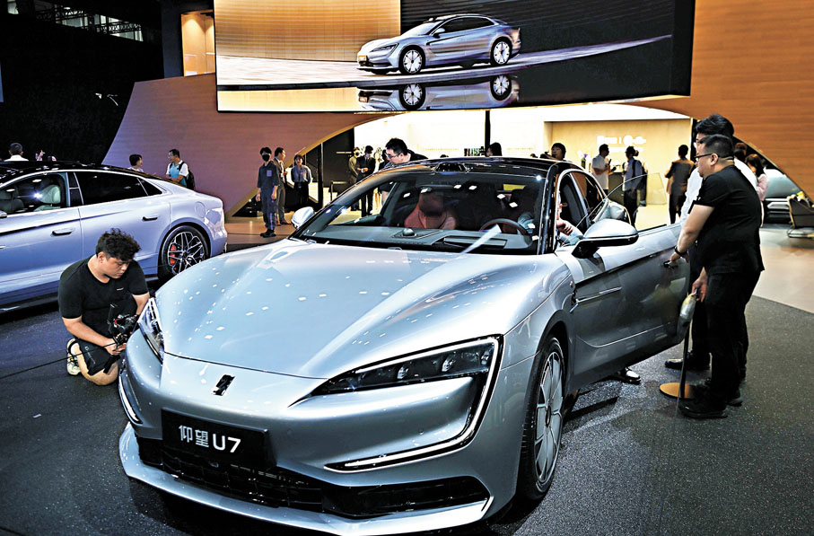 ●這是11月15日拍攝的比亞迪仰望U7。當日，第二十二屆廣州國際汽車展覽會在中國進出口商品交易會展館開幕。 新華社