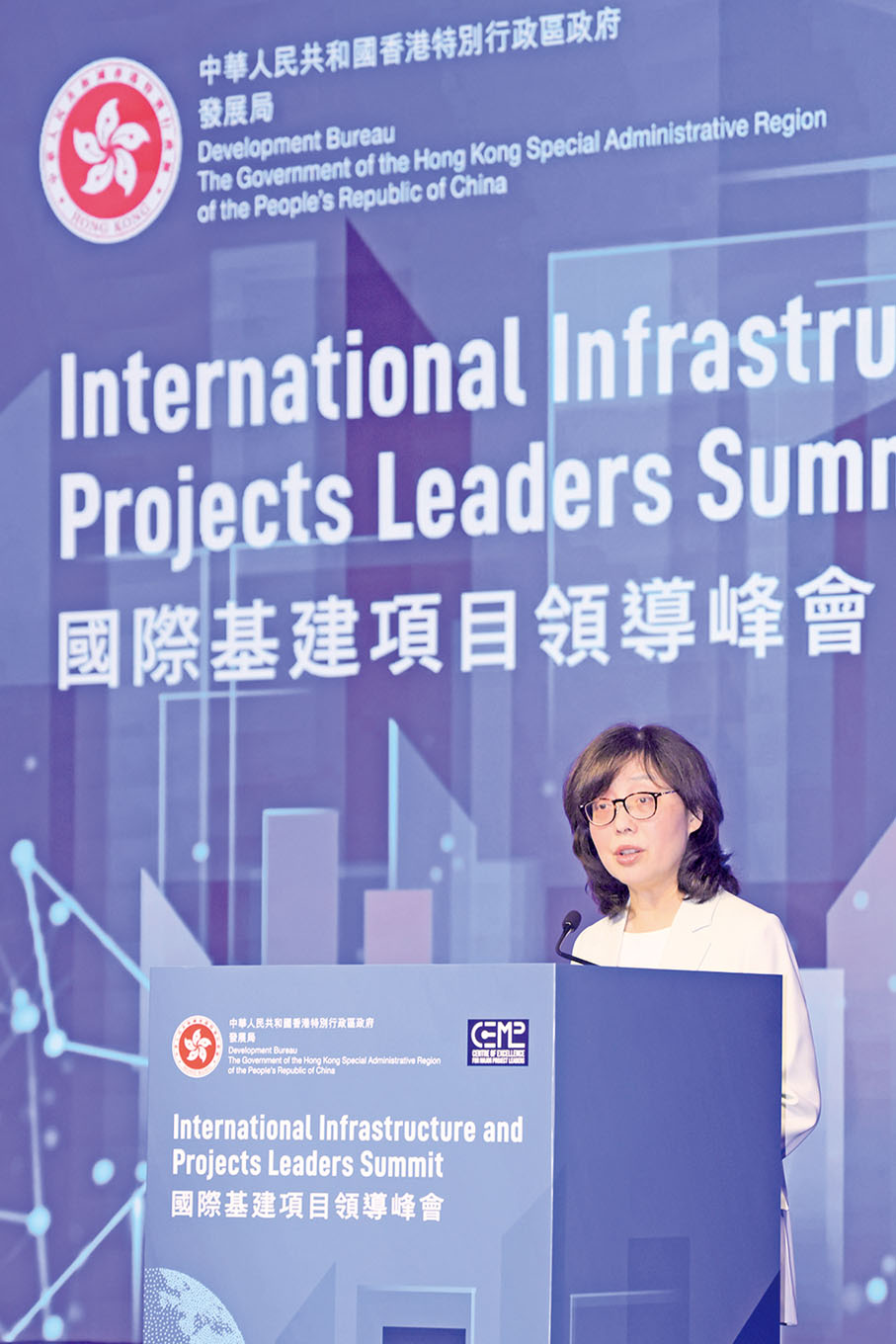 ●發展局局長甯漢豪提到在「一國兩制」的優勢下，香港會善用「背靠祖國，聯通世界」的特點，鞏固其國際基建中心的地位。