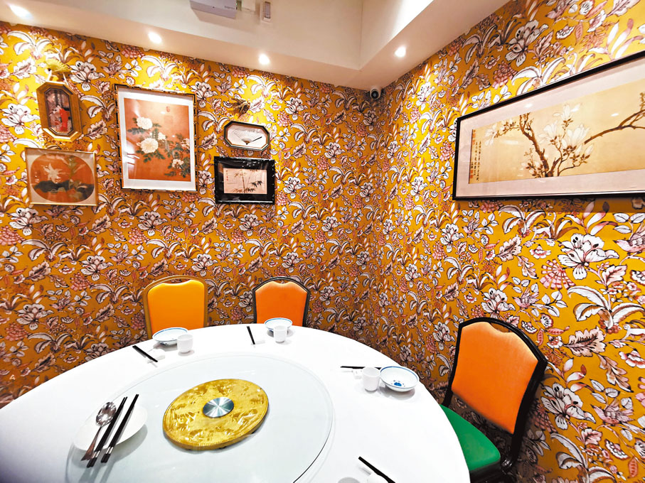 ●室內牆身綴以中國風復古碎花壁紙設計。