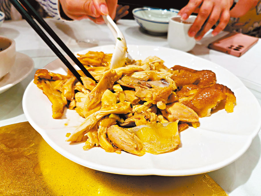 ●手撕的雞肉皮薄味濃，可搭配自家製的靈魂蒜汁。