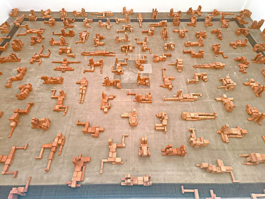 ●形態各異的紅色陶土磚塊構成了一個迷宮般的藝術空間。