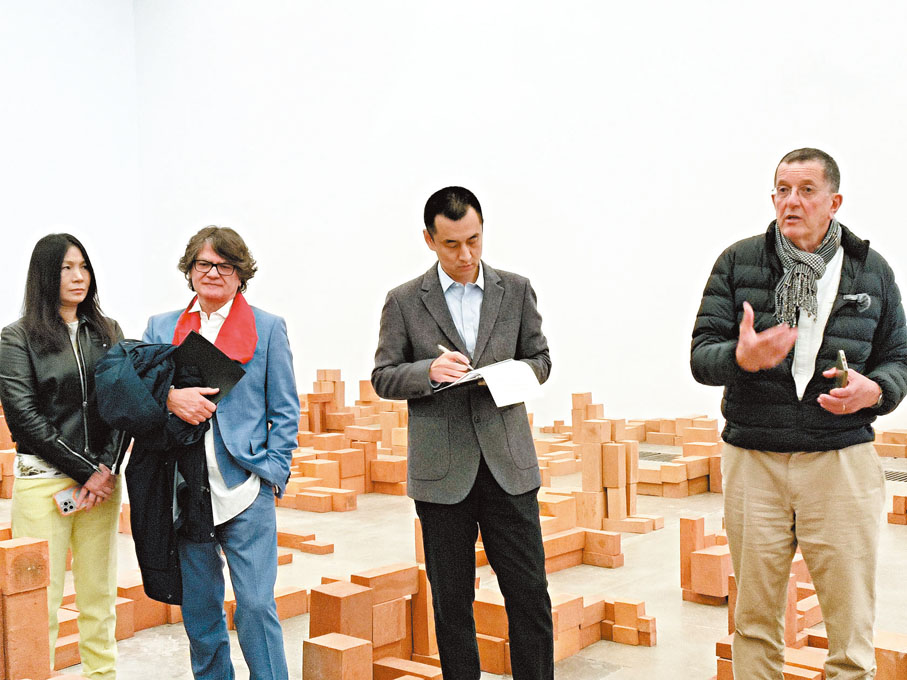 ●安東尼·葛姆雷（右一）介紹展覽。