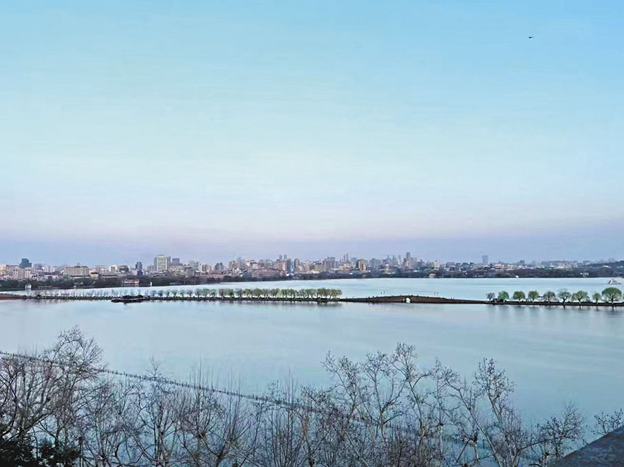 ●杭州西湖，蘇堤煙柳。 作者供圖