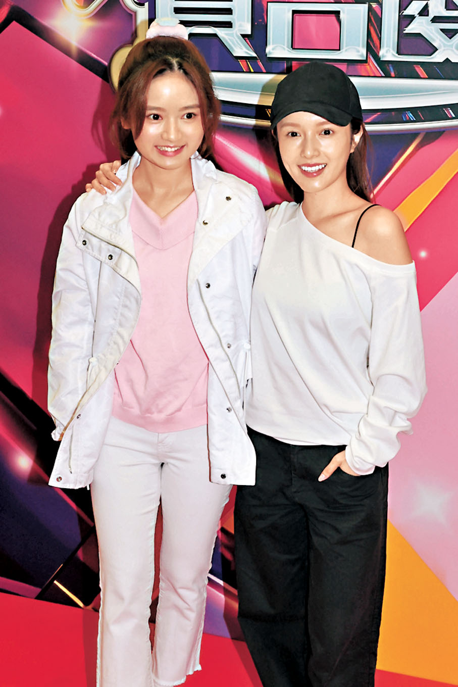 ●羅毓儀（左）與鄺潔楹有份扮演「四朵金花」。