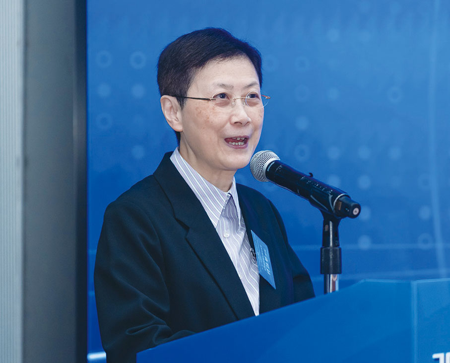 ●香港科技創新教育聯盟會長任詠華致歡迎辭，指出論壇旨在幫助教育工作者應對人工智能對教學的影響，並促進STEM教育的創新交流。