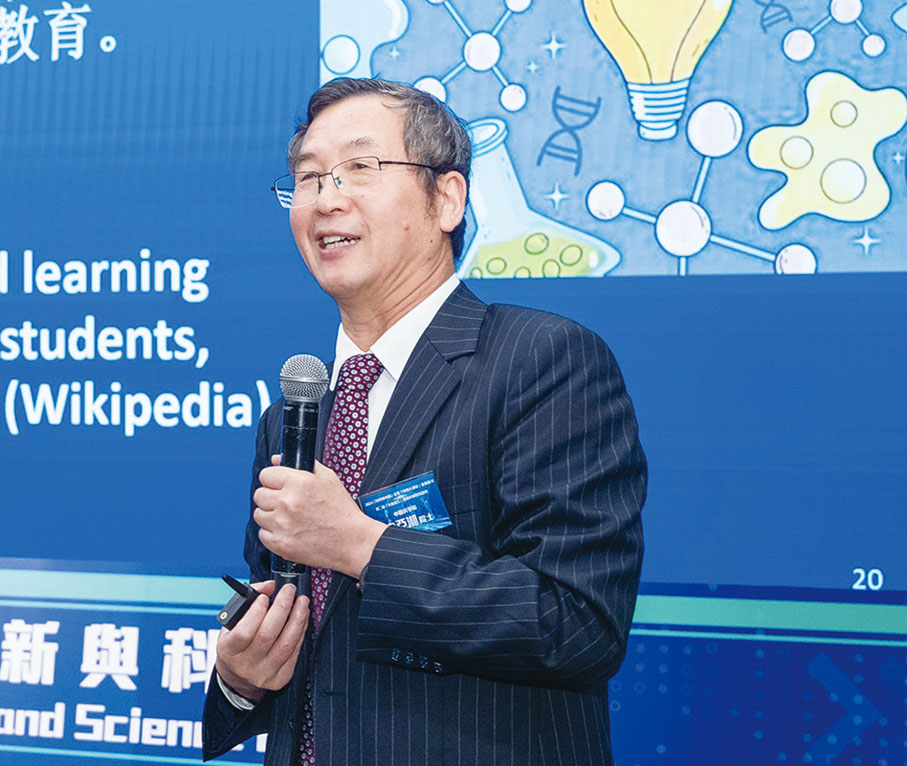 ●中國科學院院士袁亞湘進行了以「科學教育重在興趣」為題的報告。