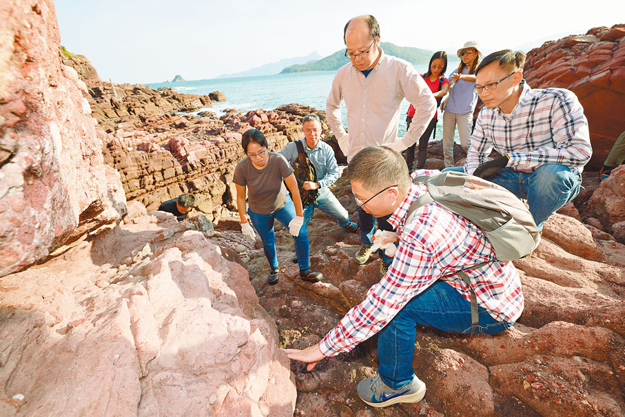 ●裴睿和同事在赤洲島考察。 受訪者供圖