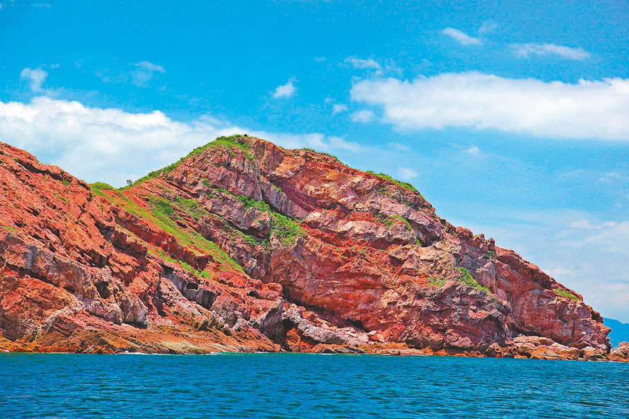 ●赤洲全島一片丹紅，以紅色礫岩、砂岩和粉砂岩著稱。 資料圖片