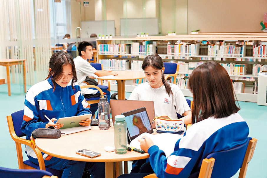 ●澳門培正中學學生在學校圖書館認真學習。大公文匯全媒體記者麥潤田  攝