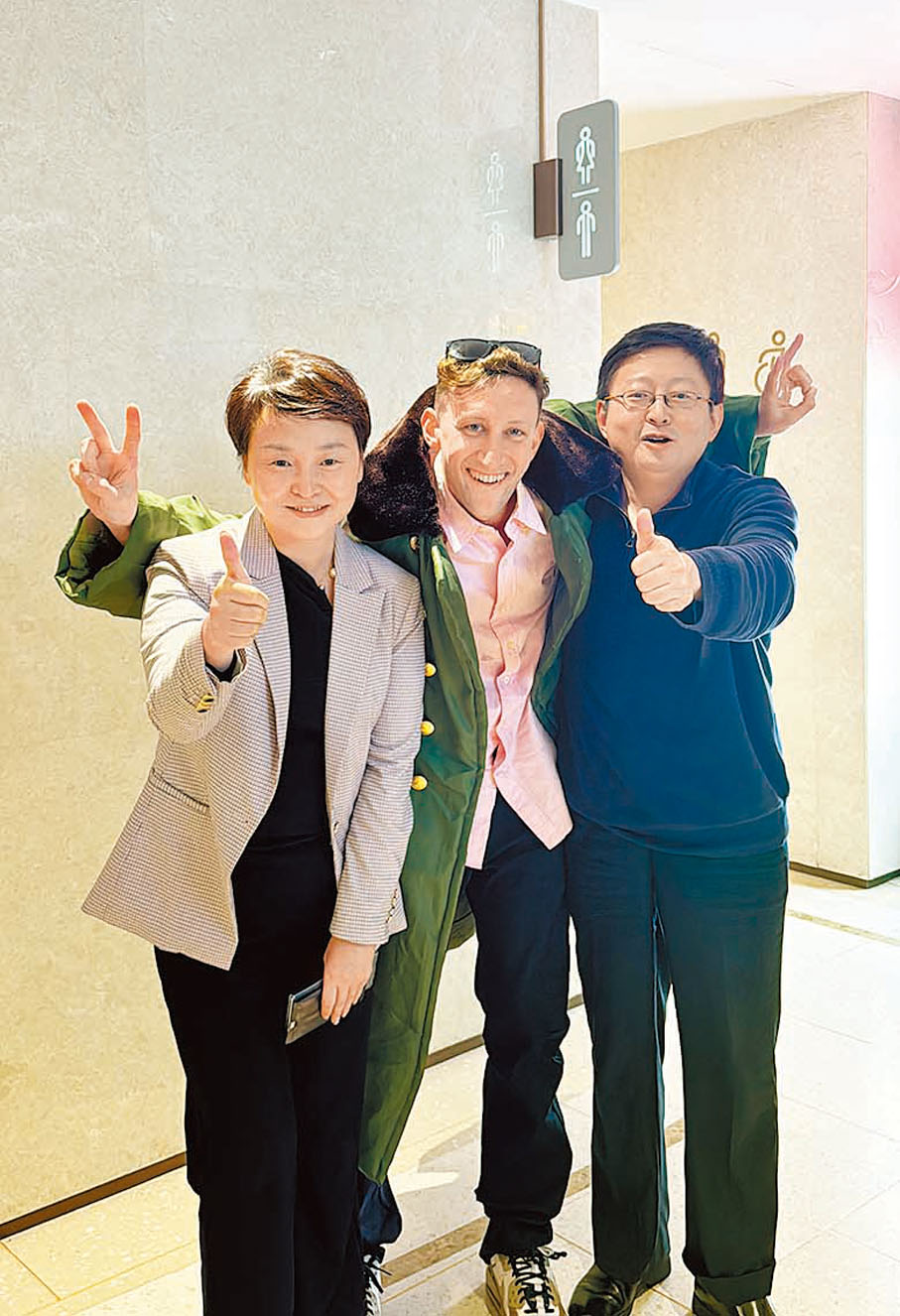 ●凱爾與香港文匯報記者「熊抱」合影。香港文匯報記者羅洪嘯  攝