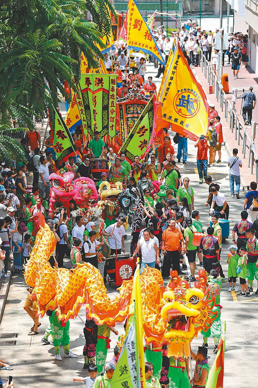 ●圖為筲箕灣譚公誕，居民舉行盛大賀誕飄色巡遊，為譚公爺賀壽。 資料圖片