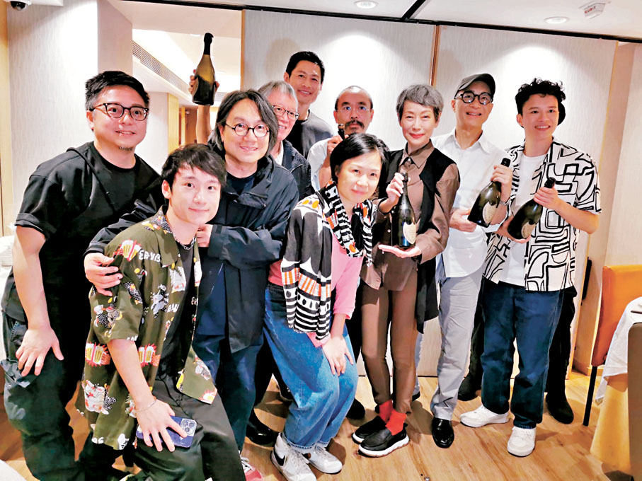 ●《唔講得》眾主創為演出順利收官開香檳慶功。