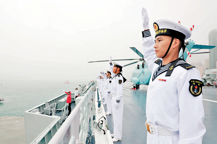 ●海軍艦艇編隊昨早抵達香港，官兵們在甲板上列隊揮手。   新華社