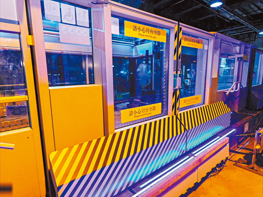 ●向車廂方向的閘門增設LED燈帶，提醒乘客下車時須留意列車與月台之間的空隙。港鐵圖片