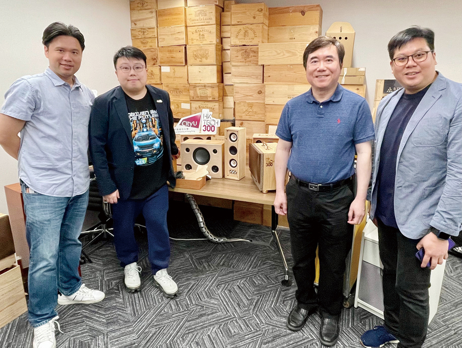 ●智研創科的聯合創辦人李柏如（左一）、張毅鏗（左二）、溫卓傑（右一）與城大電機工程學系退休教授曾偉明（右二）合影。