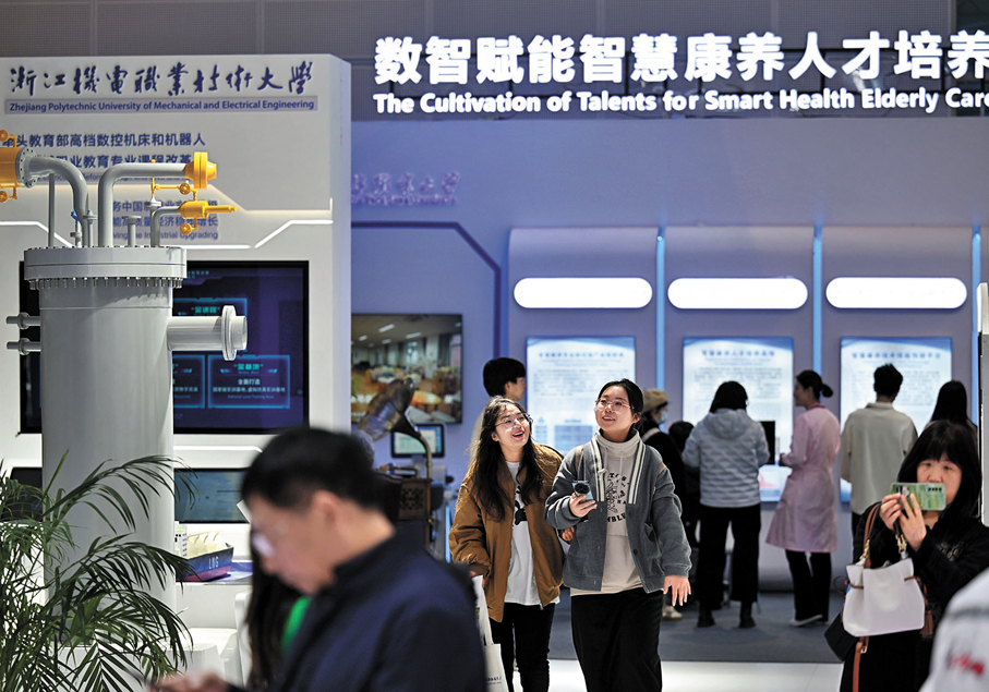 ●11月21日，參會者在職業教育專題展上參觀。 新華社