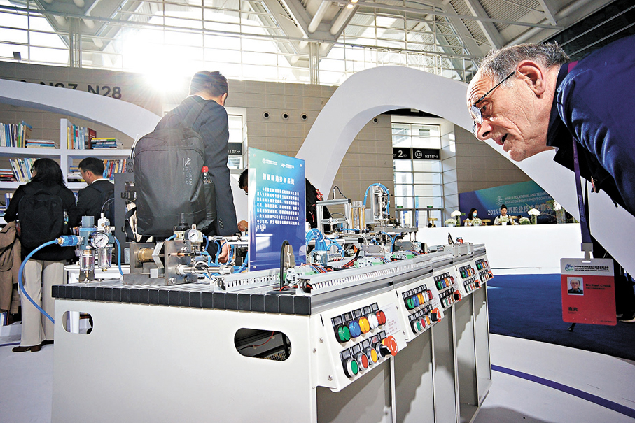 ●11月21日，嘉賓參觀某院校學生製作的智能製造控制系統。 中新社