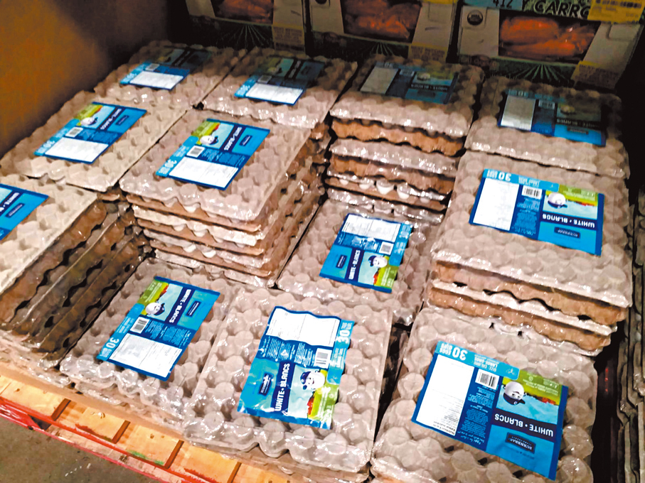 ●美國多地爆發禽流感，雞蛋產量減少推高售價。     成小智  攝