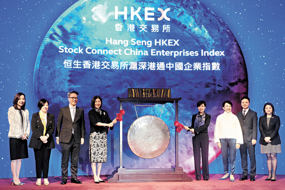 ●港交所昨與恒生指數公司合作推出「恒生香港交易所滬深港通中國企業指數」。圖為恒生銀行施穎茵及港交所陳翊庭主持敲鑼儀式。 香港文匯報記者涂穴  攝